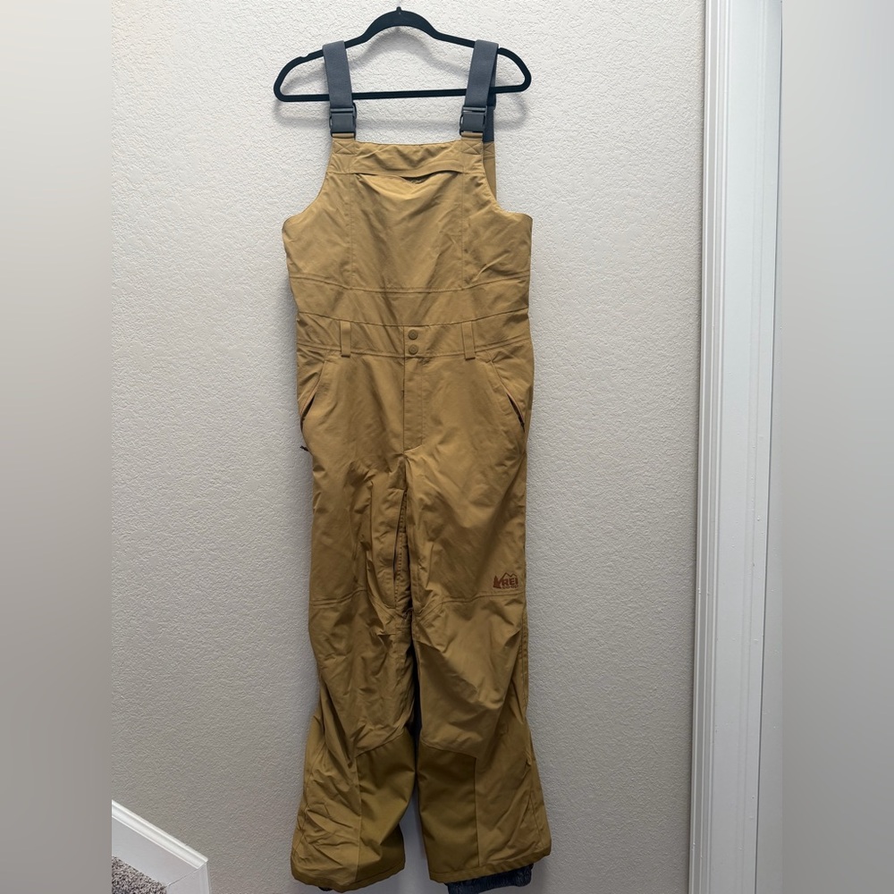 REI Co op Powderbound Insulated Bib Snow Pants Mens Tan Camel Ski Snowboard Gorp - Picture 1 of 5